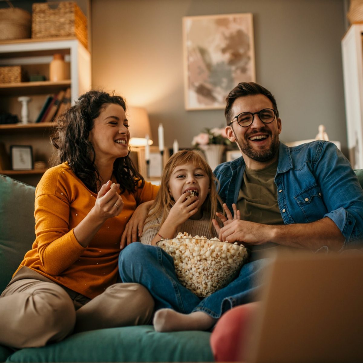 Family,,Mom,Dad,And,Daughter,Holding,A,Popcorn,Pot,And Family,,Mom,Dad,And,Daughter,Holding,A,Popcorn,Pot,And